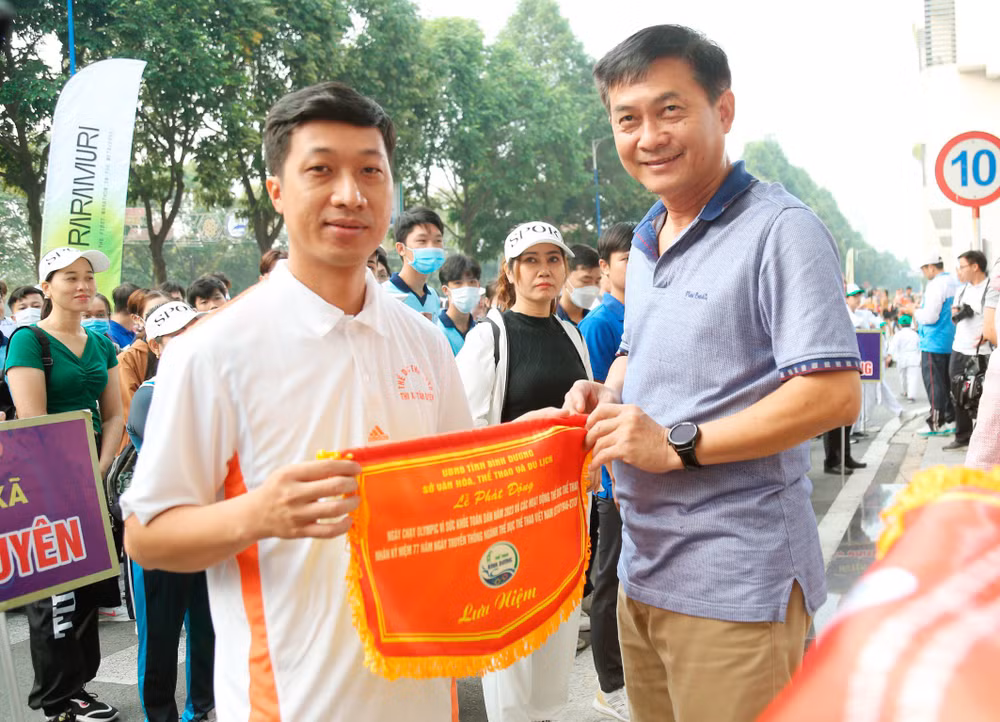Ông Nguyễn Văn Lộc, Ủy viên Ban Thường vụ Tỉnh ủy, Trưởng Ban Dân vận, Chủ tịch Ủy ban mặt trận Tổ quốc Việt Nam tỉnh Bình Dương (bên phải) trao tặng cờ cho các đội tham dự Lễ phát động. Ông Nguyễn Văn Lộc, Ủy viên Ban Thường vụ Tỉnh ủy, Trưởng Ban Dân vận, Chủ tịch Ủy ban mặt trận Tổ quốc Việt Nam tỉnh Bình Dương (bên phải) trao tặng cờ cho các đội tham dự Lễ phát động.