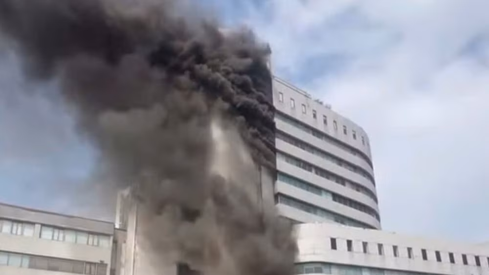 Khói đen bốc lên dữ dội từ nóc tòa nhà. (Ảnh: CTV Lê Khánh)