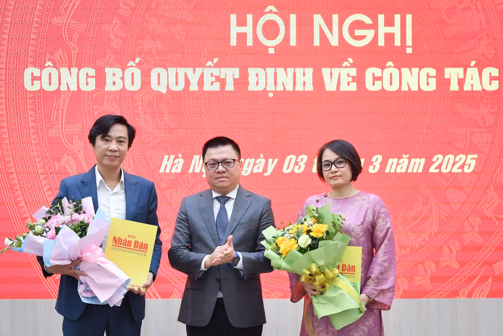 Đồng chí Lê Quốc Minh trao quyết định cho các đồng chí tại hội nghị. Đồng chí Lê Quốc Minh trao quyết định cho các đồng chí tại hội nghị.
