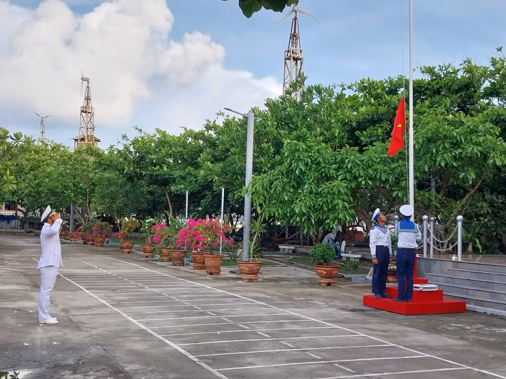Cùng thời điểm, tại Đảo Trường Sa Đông, lễ chào cờ linh thiêng cũng được tiến hành. (Ảnh: Phòng Công tác Chính trị Quân chủng Hải Quân) Cùng thời điểm, tại Đảo Trường Sa Đông, lễ chào cờ linh thiêng cũng được tiến hành. (Ảnh: Phòng Công tác Chính trị Quân chủng Hải Quân)