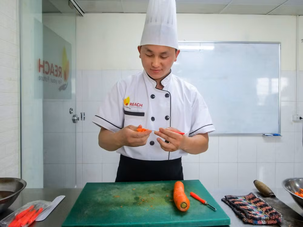 Giàng A Nhịa thực hành nấu ăn.
