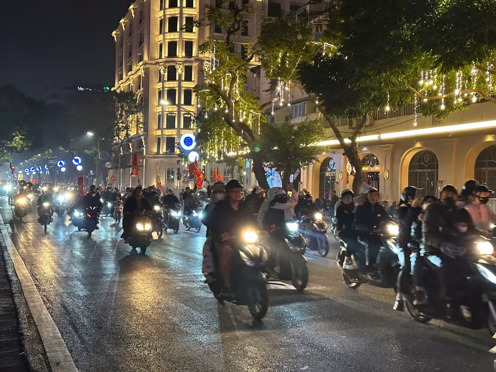 Niềm vui của người hâm mộ càng lớn hơn khi đây là lần đầu sau 27 năm, đội tuyển Việt Nam giành chiến thắng trước Thái Lan khi chơi trên sân nhà.