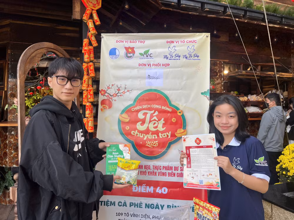 Mỗi gói bánh kẹo dư sau Tết trao đi là sẽ có thêm những nụ cười trên môi các bé vùng biên giới còn khó khăn.