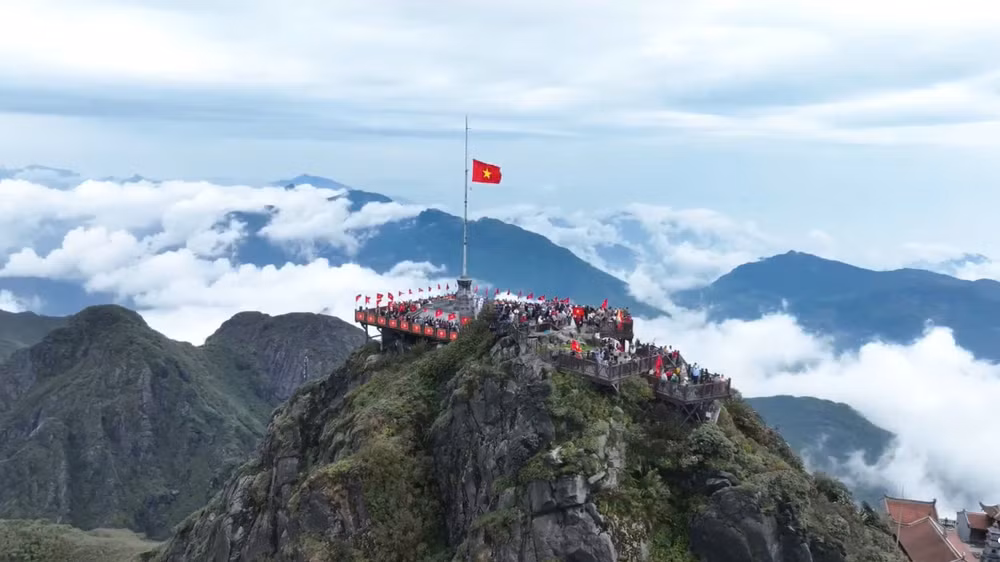 Trên đỉnh Fansipan “nóc nhà Đông Dương”, đúng 10 giờ sáng 30/4 diễn ra lễ thượng cờ uy nghiêm tại cột cờ cao nhất Việt Nam. Trên đỉnh Fansipan “nóc nhà Đông Dương”, đúng 10 giờ sáng 30/4 diễn ra lễ thượng cờ uy nghiêm tại cột cờ cao nhất Việt Nam.