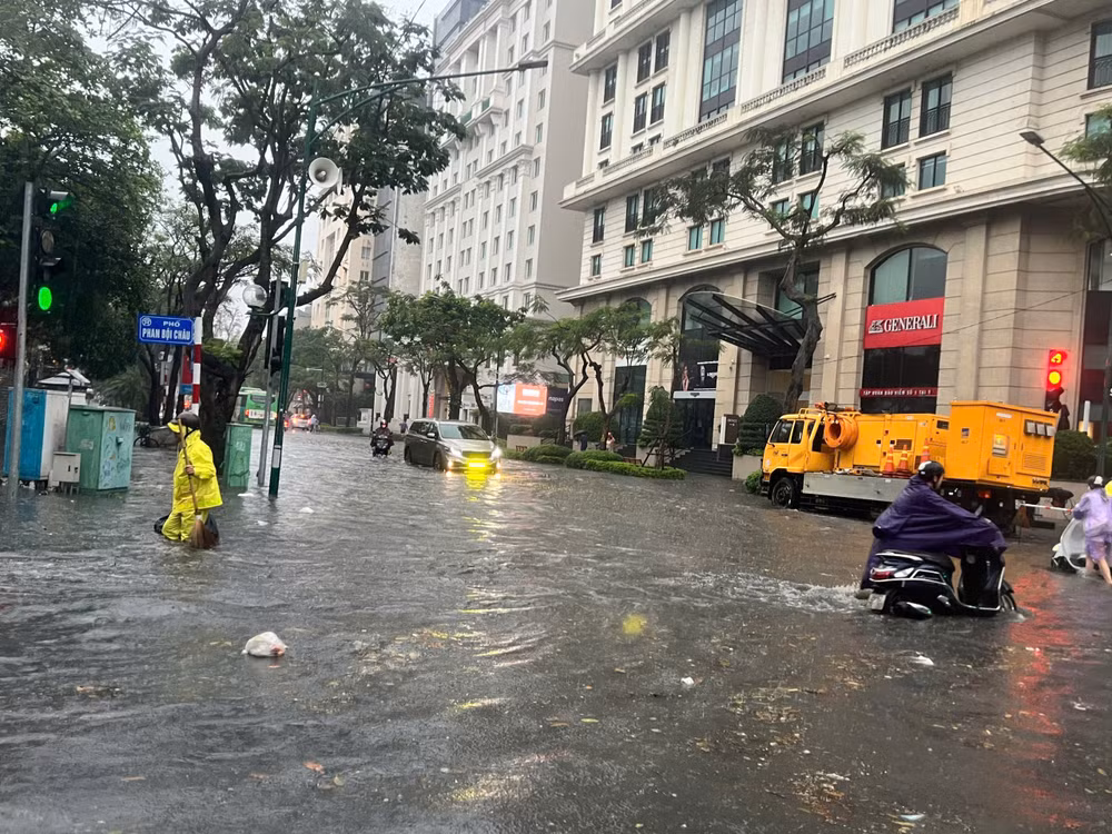 Tại "điểm đen" Phan Bội Châu-Lý Thường Kiệt, nước ngập rất cao khiến nhiều phương tiện chết máy.