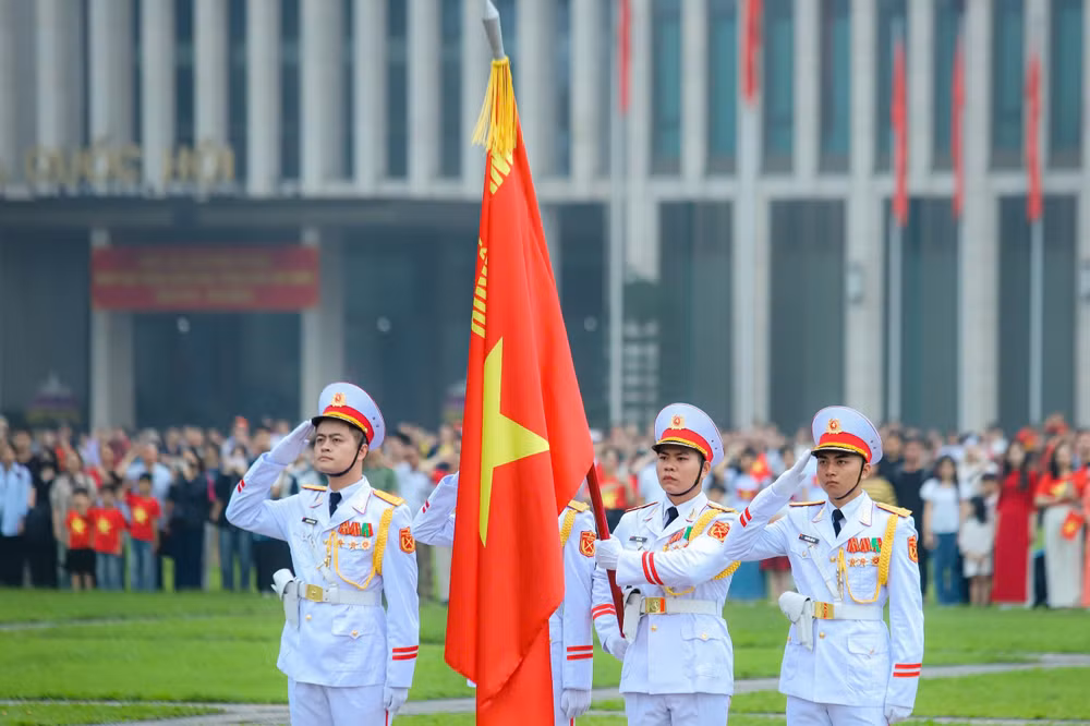Nghi lễ chào cờ được thực hiện trang nghiêm, trong không khí thiêng liêng, thành kính. Nghi lễ chào cờ được thực hiện trang nghiêm, trong không khí thiêng liêng, thành kính.