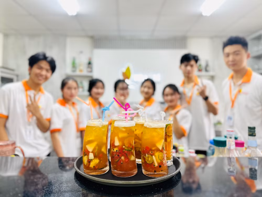REACH đào tạo các bạn trẻ khó khăn biết cách nấu ăn và pha chế nước uống.