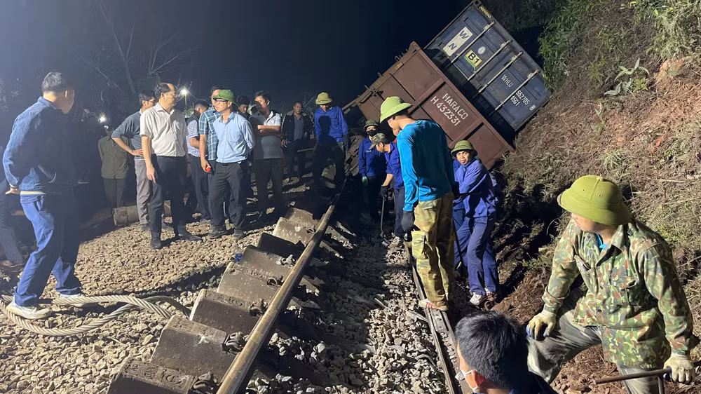 Công nhân đường sắt xuyên đêm khắc phục sự cố lật tàu hàng tại Hà Tĩnh.