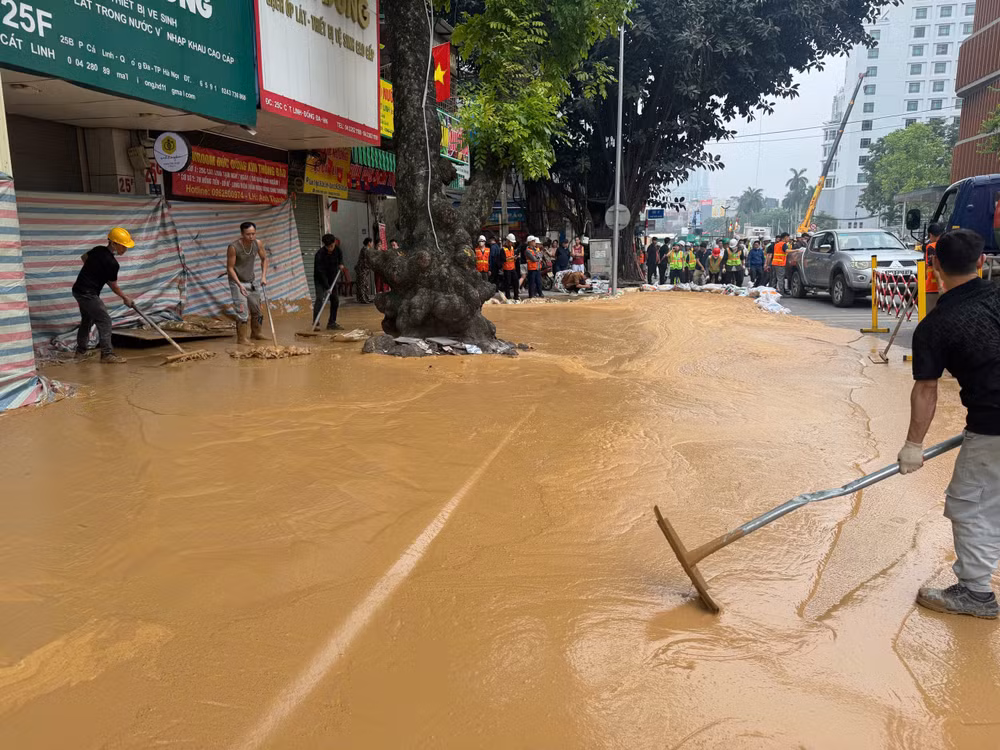 Các công nhân tiến hành dọn dẹp tại hiện trường.