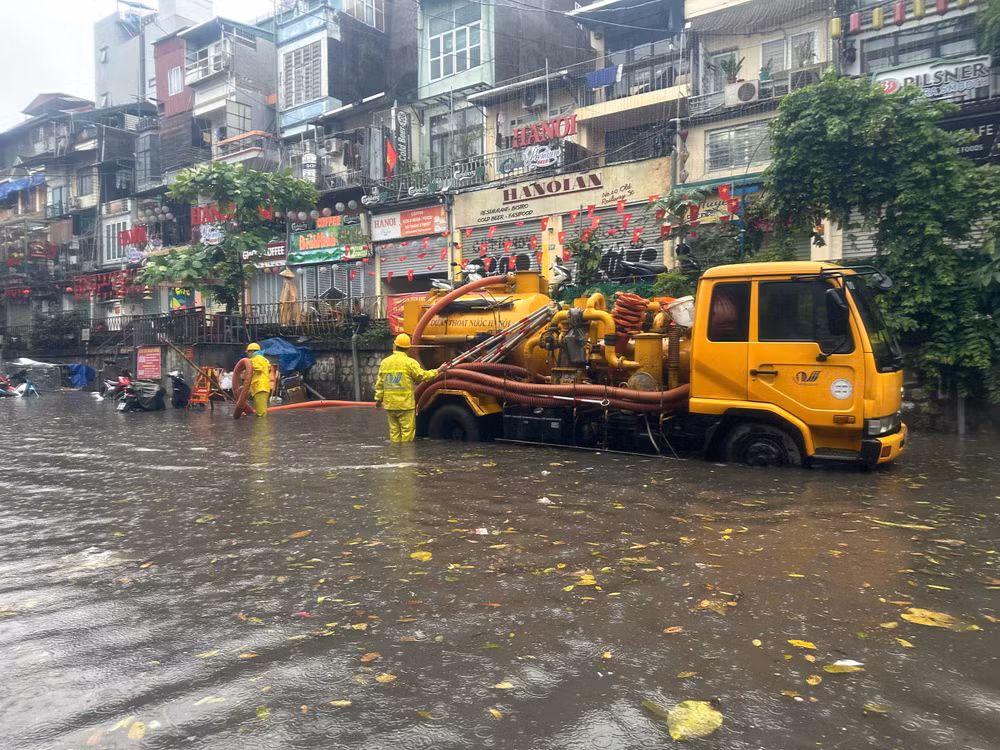 Tại đường Phùng Hưng, nước có thời điểm ngập cao tới đầu gối.