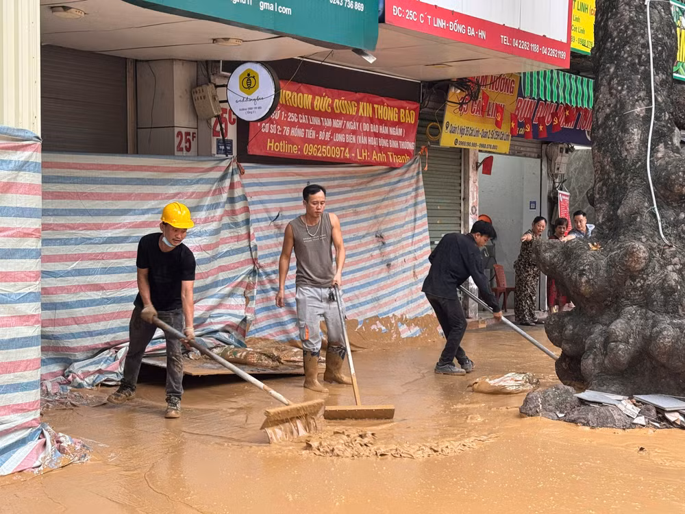 Chiều 27/5, một lượng lớn bùn lỏng đã bất ngờ trào lên kín mặt đường, ảnh hưởng tới nhiều hộ dân trên đường Cát Linh (Đống Đa, Hà Nội).