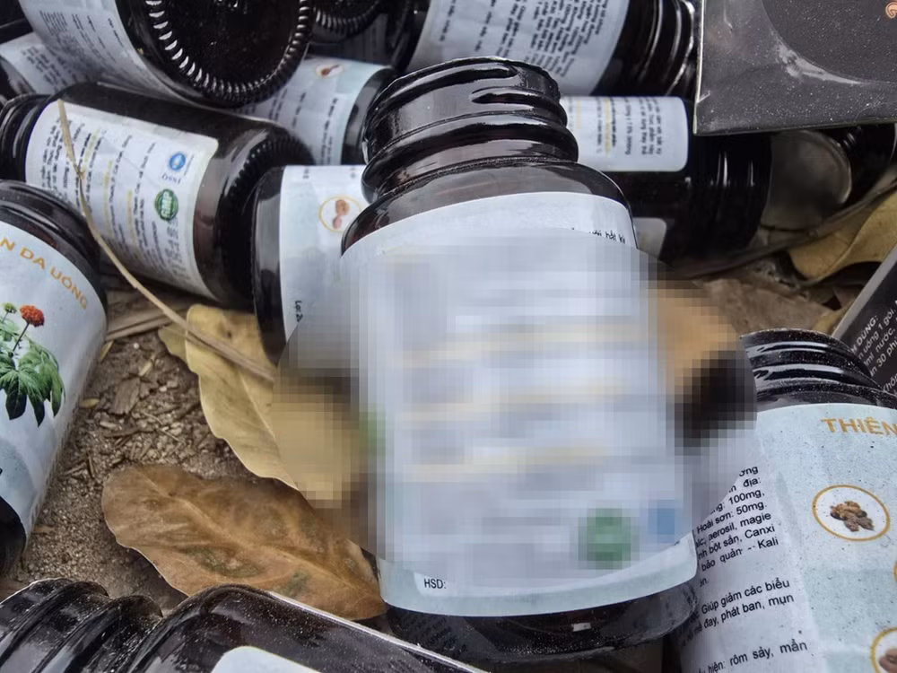 Một số lọ dán nhãn thực phẩm bảo vệ sức khỏe bị vứt bỏ ven đường. Một số lọ dán nhãn thực phẩm bảo vệ sức khỏe bị vứt bỏ ven đường.