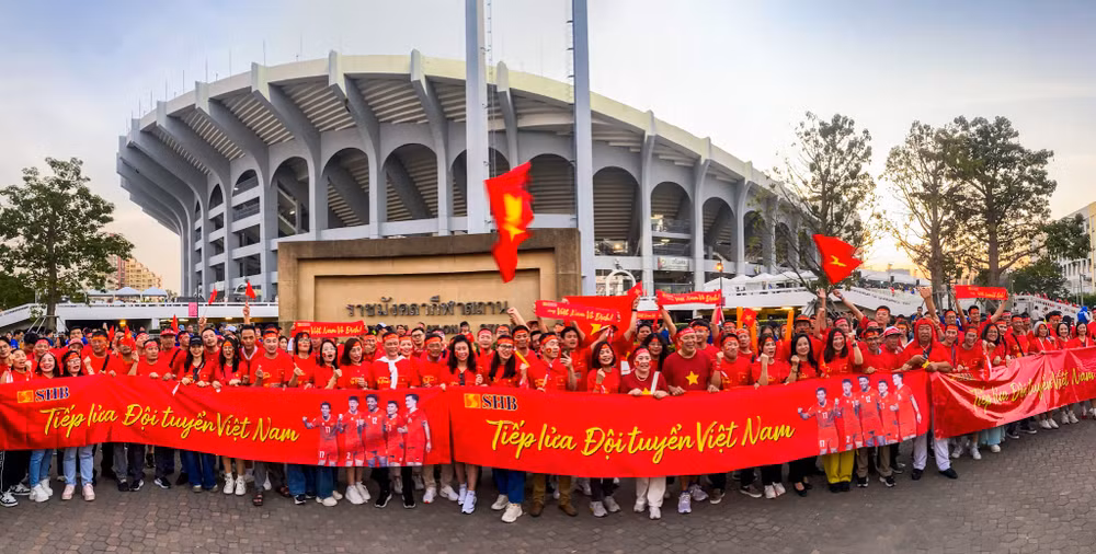 Mặc dù đúng 17 giờ, Ban tổ chức sân Rajamangala mới mở cửa soát vé cho khán giả vào sân. Nhưng từ hàng giờ trước đó, nhiều cổ động viên Việt Nam đã có mặt sẵn sàng. Mặc dù đúng 17 giờ, Ban tổ chức sân Rajamangala mới mở cửa soát vé cho khán giả vào sân. Nhưng từ hàng giờ trước đó, nhiều cổ động viên Việt Nam đã có mặt sẵn sàng.