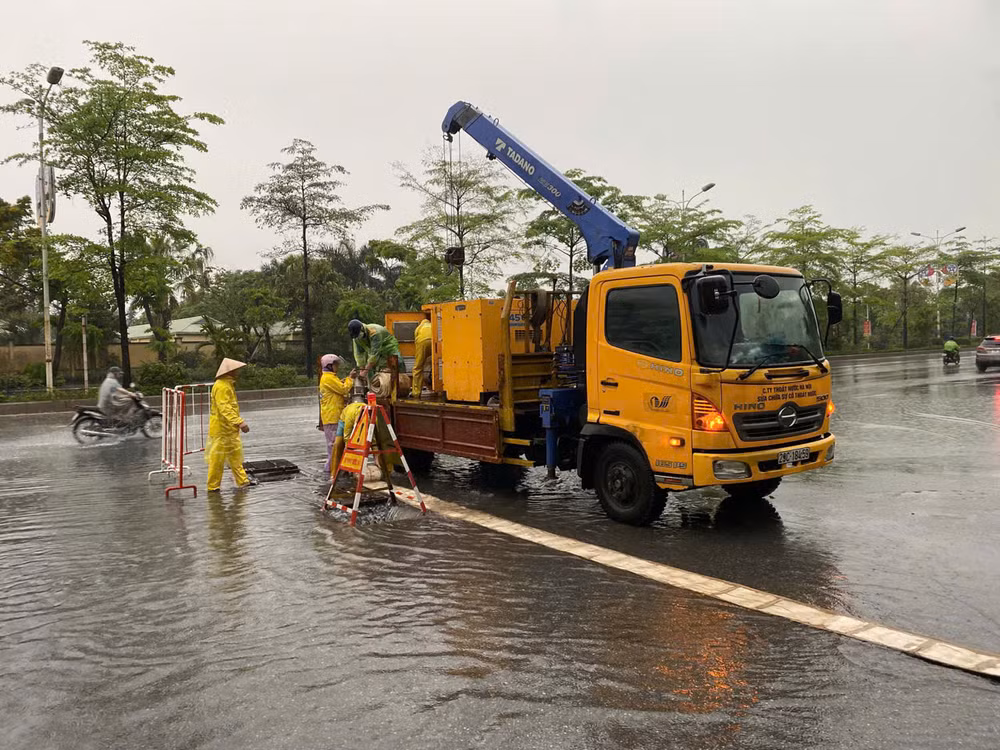 Điểm ngập xuất hiện tại đường Tông Đản sáng 1/5.