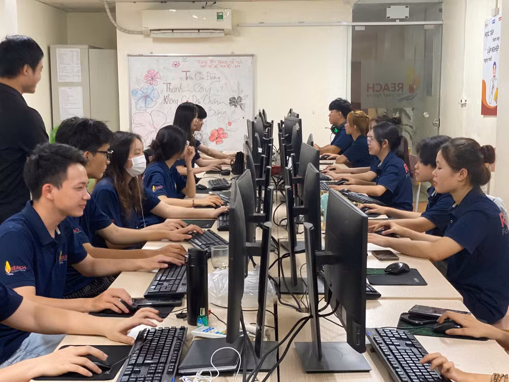 Học viên thực hành máy tính tại REACH.