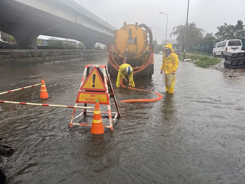 Một điểm ngập lụt trên đường Nguyễn Xiển.
