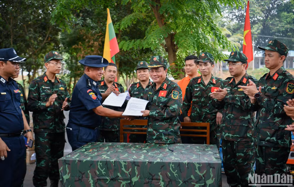 Thiếu tướng Phạm Văn Tỵ và Thiếu tướng U Myat Thu trao biên bản bàn giao số trang thiết bị, vật tư, lương thực. 