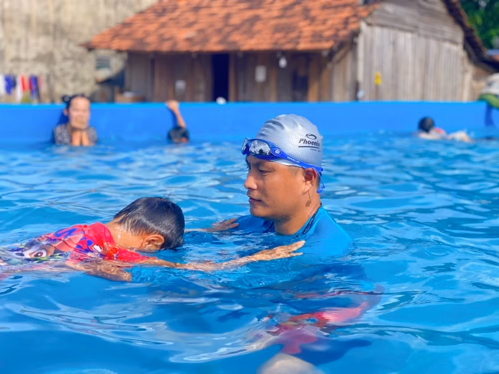 Lớp học đặc biệt giữa buôn làng... Lớp học đặc biệt giữa buôn làng...