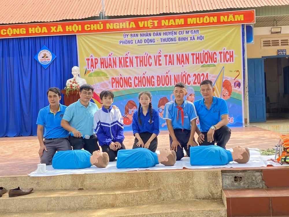 Bên cạnh việc dạy bơi, dự án cũng chú trọng đào tạo tập huấn kiến thức về tai nạn thương tích và phòng chống đuối nước. Bên cạnh việc dạy bơi, dự án cũng chú trọng đào tạo tập huấn kiến thức về tai nạn thương tích và phòng chống đuối nước.