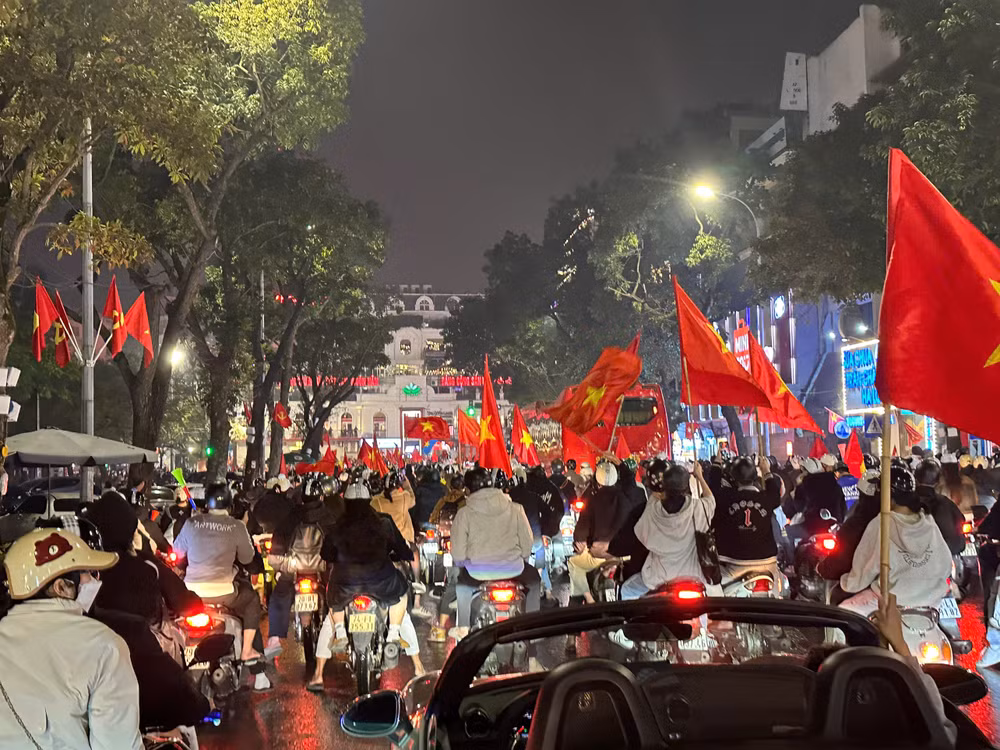 Mặc dù đã khuya, nhưng nhiều tuyến đường trung tâm Hà Nội vẫn rợp cờ bay.
