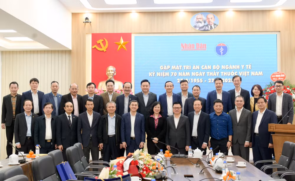 Các đại biểu chụp ảnh lưu niệm tại buổi gặp mặt. Các đại biểu chụp ảnh lưu niệm tại buổi gặp mặt.