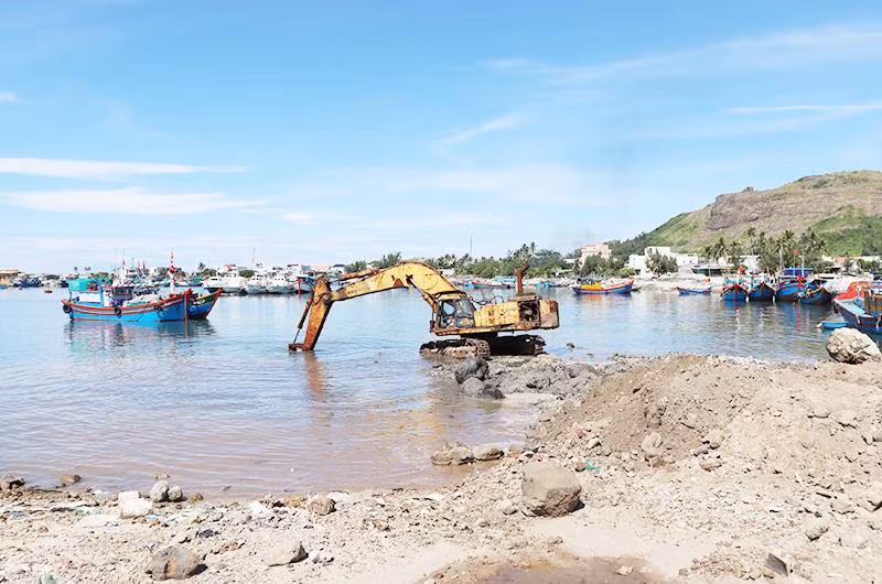 Dự án Vũng neo đậu tàu thuyền đảo Lý Sơn (giai đoạn 2) vẫn chưa hoàn thành sau 12 năm thi công.