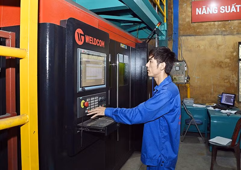Vận hành dây chuyền sản xuất tại nhà máy của Công ty cổ phần TOMECO An Khang, Cụm công nghiệp Ngọc Liệp, Hà Nội. (Ảnh MINH HÀ)