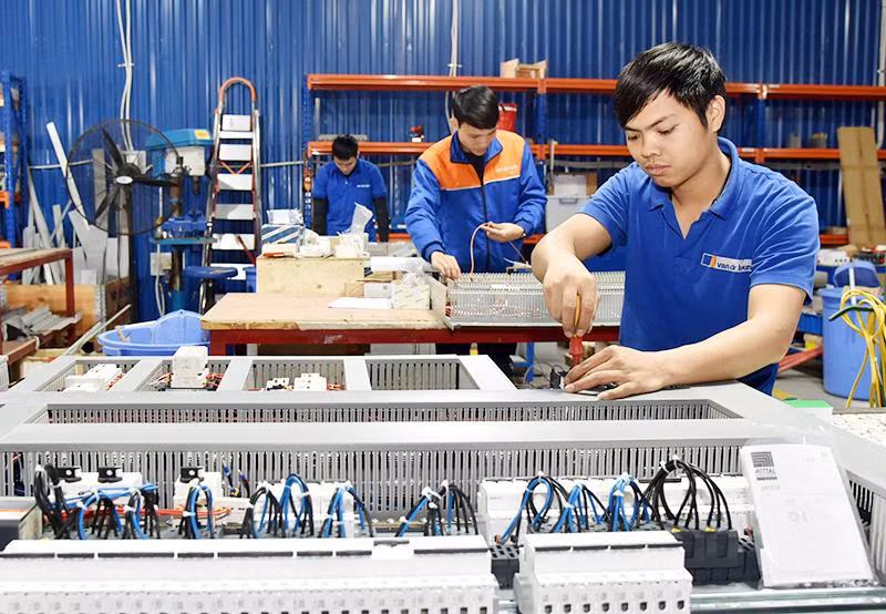 Công ty TNHH Vander Leun (Khu công nghiệp Nam Cầu Kiền, Hải Phòng) với 90% vốn của Hà Lan chuyên sản xuất và lắp ráp tủ bảng điện cho tàu thủy. (Ảnh ĐỨC KHÁNH)