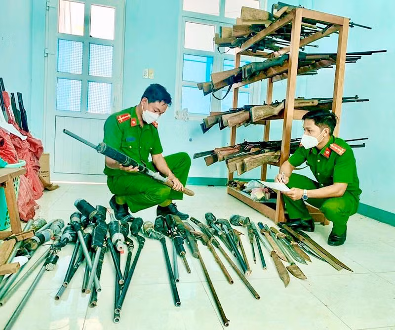 Công an huyện Ngọc Hồi, tỉnh Kon Tum kiểm tra vũ khí, công cụ hỗ trợ do người dân giao nộp. (Ảnh BẢO CHÂU)