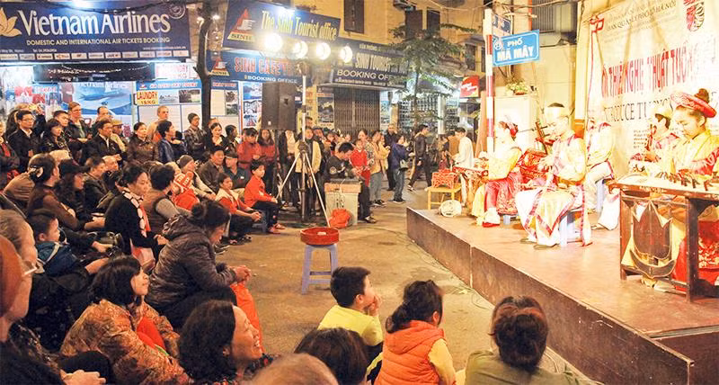 Biểu diễn nghệ thuật truyền thống tại phố đi bộ trong khu phố cổ Hà Nội thu hút sự quan tâm của đông đảo công chúng.