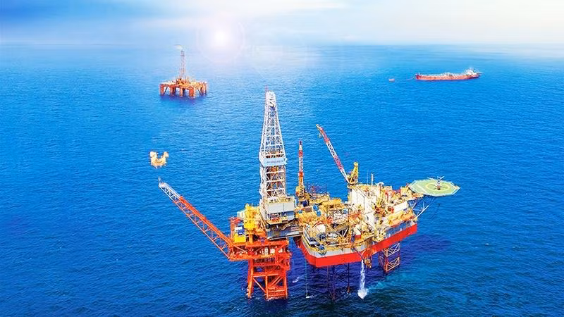 Khai thác dầu khí tại cụm mỏ Đại Hùng. Khai thác dầu khí tại cụm mỏ Đại Hùng.