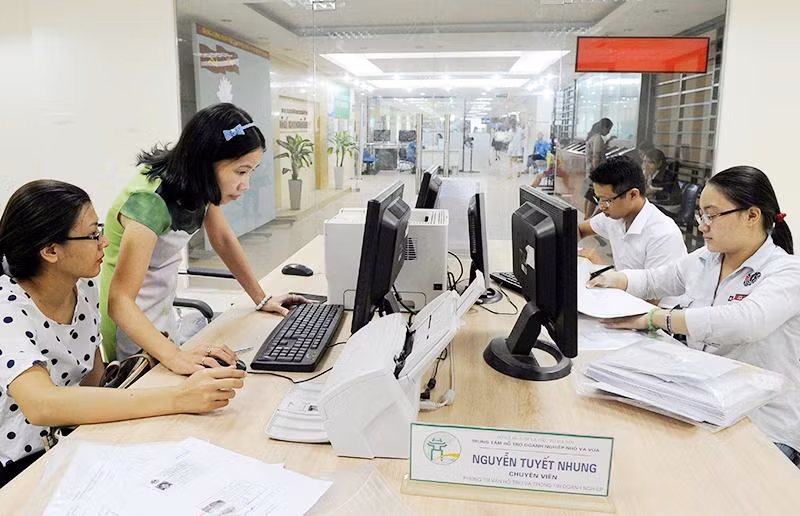 Doanh nghiệp làm thủ tục đăng ký kinh doanh tại bộ phận một cửa Sở Kế hoạch và Đầu tư thành phố Hà Nội. (Ảnh DUY ĐĂNG)