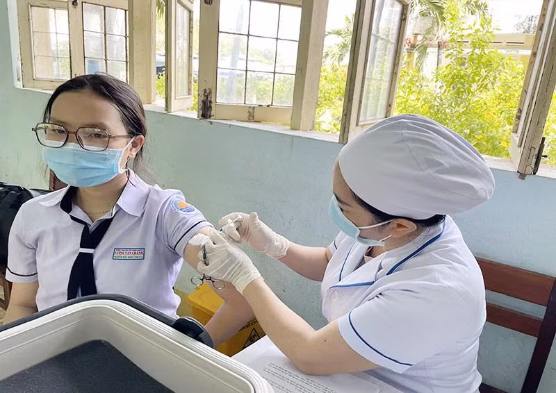 Tiêm vắc-xin phòng Covid-19 mũi 3 cho trẻ từ 12 đến dưới 18 tuổi tại thành phố Tuy Hòa, tỉnh Phú Yên. (Ảnh THÁI BÌNH)