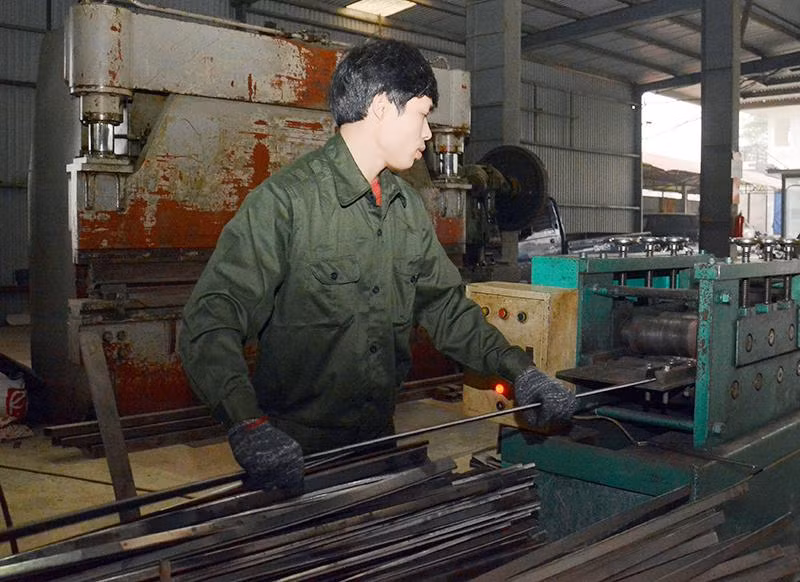 Sản xuất cấu kiện kim loại tại doanh nghiệp tư nhân Phương Nam, xã Phùng Xá, huyện Thạch Thất, Hà Nội. (Ảnh ĐĂNG DUY)