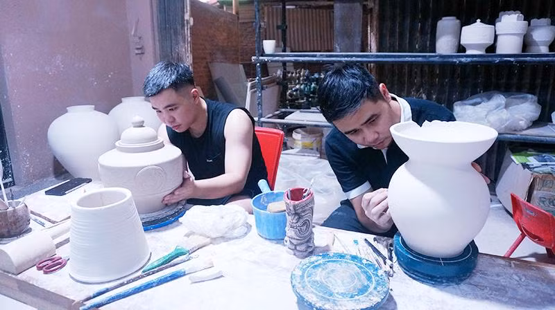 Trần Anh Tú (phải) cùng Nguyễn Tuấn Minh bên những sản phẩm mới.