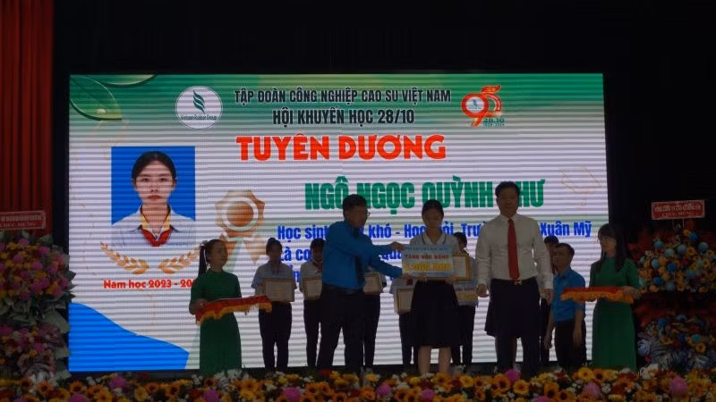 Các em học sinh được tuyên dương tại buổi lễ.