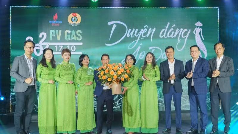Lãnh đạo PV GAS chúc mừng Ngày Phụ nữ Việt Nam 20/10.