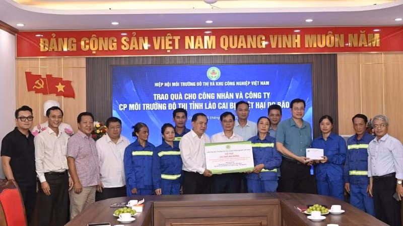 Trao quà cho công nhân và Công ty Cổ phần Môi trường Đô thị tỉnh Lào Cai. Trao quà cho công nhân và Công ty Cổ phần Môi trường Đô thị tỉnh Lào Cai.