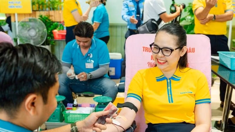 Cán bộ, nhân viên Nam A Bank tham gia hiến máu tại Ngày hội Đỏ 2024.