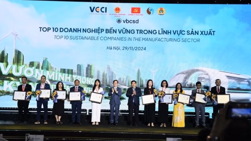 Cao-su Chư Păh nằm trong Top 10 Doanh nghiệp bền vững lĩnh vực sản xuất (đại diện Cao-su Chư Păh ngoài cùng bên trái).