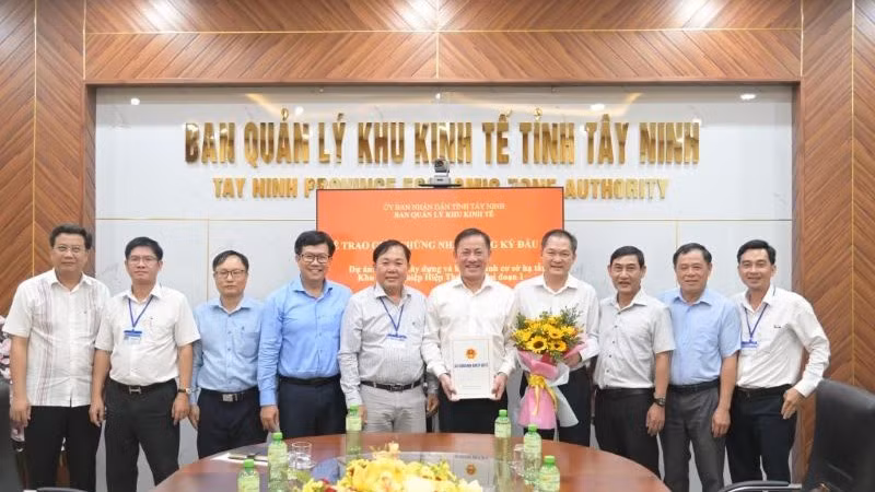 Ông Trương Văn Hùng, Trưởng Ban Quản lý Khu kinh tế tỉnh Tây Ninh trao chứng nhận đăng ký đầu tư dự án Khu công nghiệp Hiệp Thạnh giai đoạn 1 cho Phó Tổng Giám đốc VRG Đỗ Hữu Phước.
