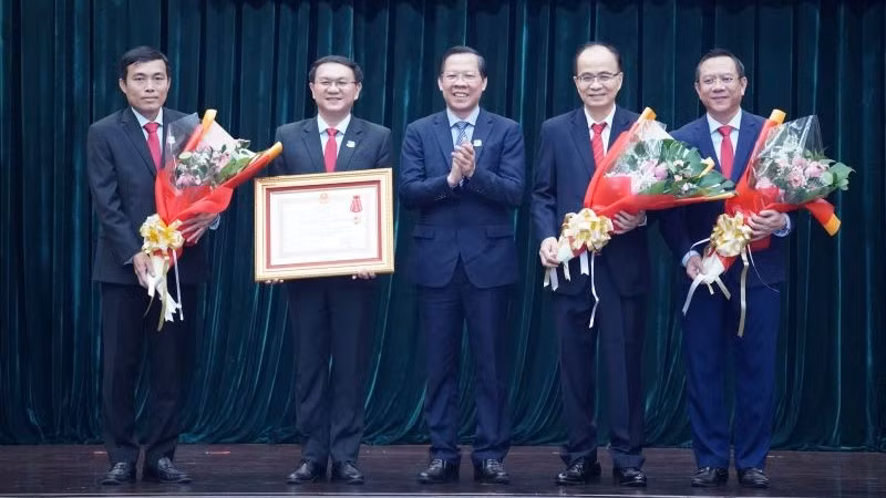 Đại diện lãnh đạo Sở Thông tin và Truyền thông Thành phố Hồ Chí Minh đón nhận Huân chương Lao động hạng Nhì.