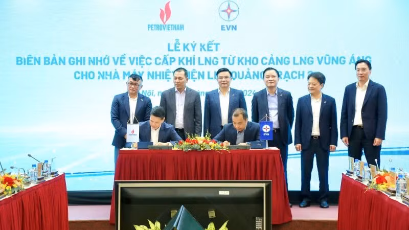 Ông Phạm Văn Phong, Tổng Giám đốc PV GAS và ông Ngô Sơn Hải, Phó Tổng Giám đốc EVN ký kết biên bản ghi nhớ.