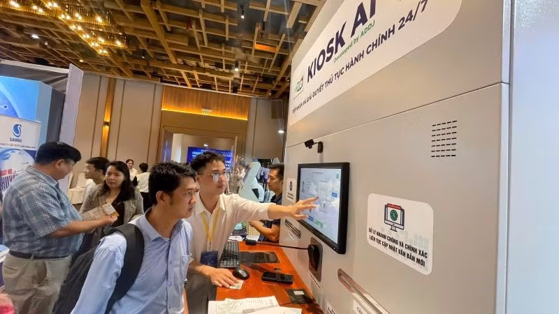 Giới thiệu khách hàng các giải pháp công nghệ giải quyết thủ tục hành chính tại khu vực triển lãm. Giới thiệu khách hàng các giải pháp công nghệ giải quyết thủ tục hành chính tại khu vực triển lãm.