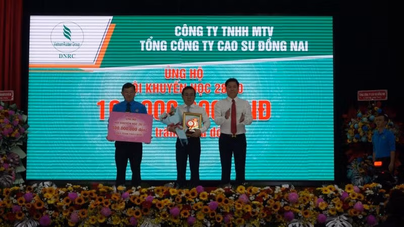 Ông Đỗ Minh Tuấn (ở giữa) - Tổng Giám đốc Tổng Công ty Cao-su Đồng Nai trao tài trợ Quỹ Khuyến học 28/10.