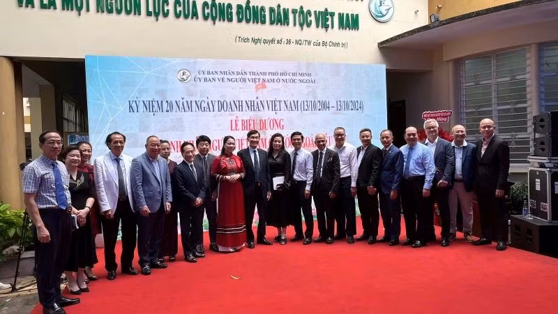 Các doanh nhân kiều bào được tuyên dương nhân dịp kỷ niệm 20 năm Ngày Doanh nhân Việt Nam.