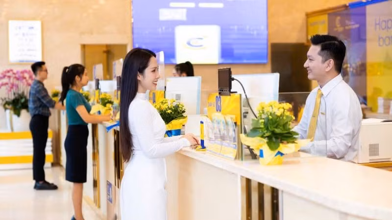 Khách hàng giao dịch tại Nam A Bank.