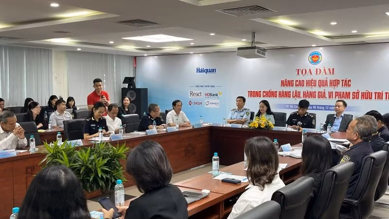 Quang cảnh tọa đàm “Nâng cao hiệu quả hợp tác trong chống hàng lậu, hàng giả, hàng vi phạm sở hữu trí tuệ”.