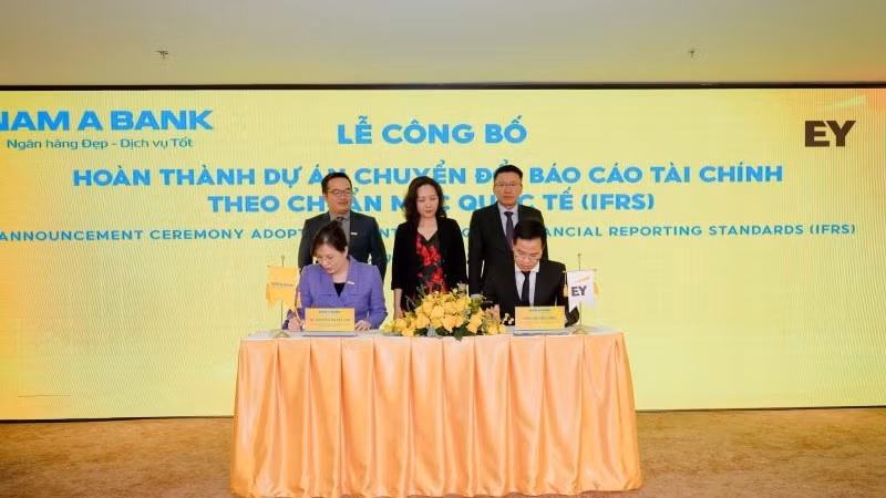 Đại diện Nam A Bank và EY Việt Nam ký kết hoàn thành dự án IFRS