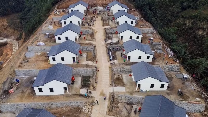 Thực hiện đúng cam kết trước Thủ tướng Chính phủ, hoàn thành việc xây dựng để người dân thôn Kho Vàng có thể dọn về nhà mới trước ngày 31/12/2024.